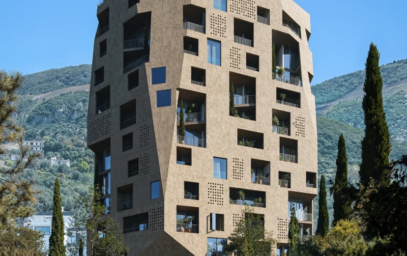 Η πολυκατοικία στην Αυλώνα της Αλβανίας που είναι εμπνευσμένη από τα Μετέωρα -Με σπίτια-σπηλιές στον «βράχο»