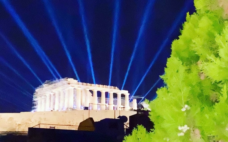 Η Ακρόπολη, το πιο άρτιο αισθητικά μνημείο, δείγμα εκλεπτυσμένης αρχιτεκτονικής, απέκτησε νέο φωτισμό.
